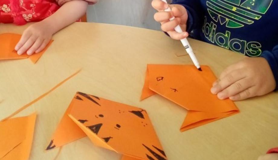 Children making tiger paper pictures